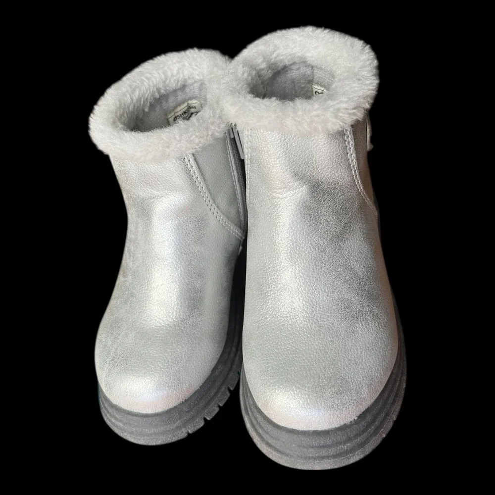 OshKosh B'gosh‎ Toddler Silver Winter Boots Faux Fur Lined Wipe Clean Size 7 NWT